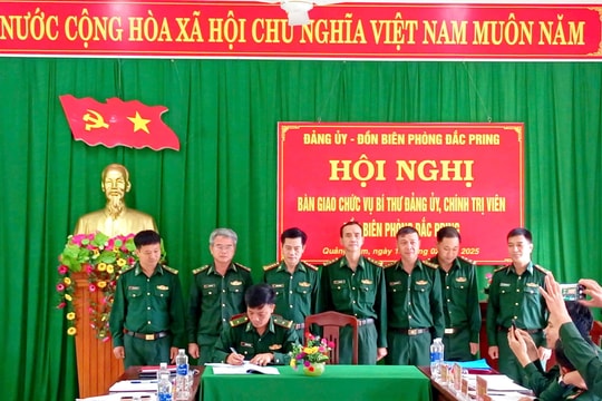 Bàn giao chức vụ Bí thư Đảng ủy, Chính trị viên Đồn Biên phòng Đắc Pring