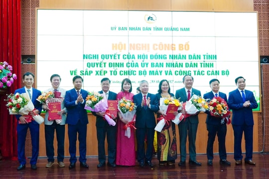 Quảng Nam công bố quyết định thành lập, sáp nhập các cơ quan chuyên môn thuộc UBND tỉnh gắn với kiện toàn nhân sự