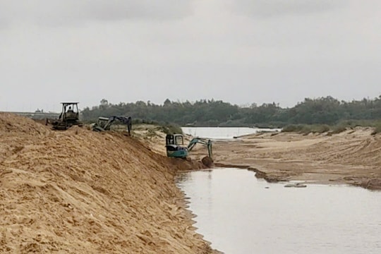 Khẩn trương nạo vét tuyến lạch dẫn nước của trạm bơm Cù Bàn để chống hạn cho cây trồng