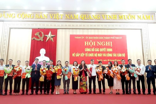 Tam Kỳ công bố các quyết định về sắp xếp tổ chức bộ máy cán bộ