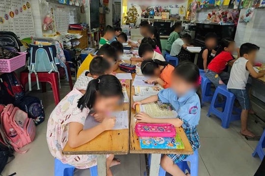 Dừng dạy thêm, phụ huynh xoay đủ kiểu lo đón con