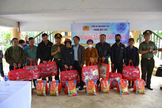Tặng quà và khám bệnh cho người dân xã Phước Đức nhân kỷ niệm 70 năm Ngày Thầy thuốc Việt Nam