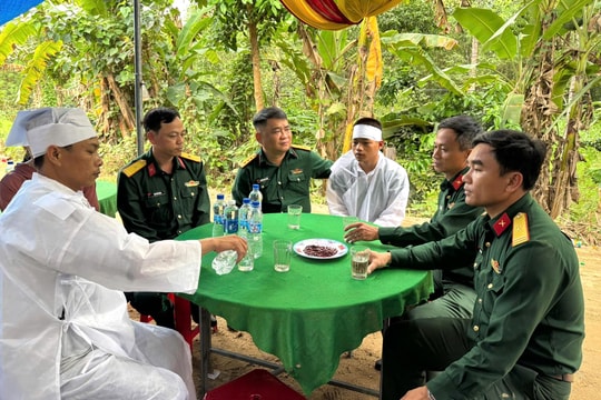 Trung đoàn 885 thăm, động viên chiến sĩ mới có mẹ vừa qua đời