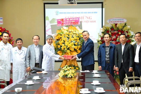 Lãnh đạo thành phố thăm, chúc mừng các đơn vị y tế nhân ngày Thầy thuốc Việt Nam