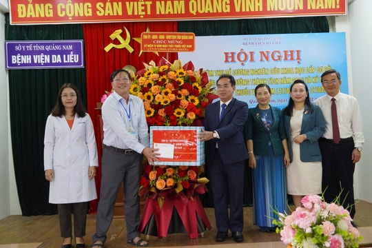 Phó Chủ tịch UBND tỉnh Quảng Nam - Trần Anh Tuấn thăm cơ sở y tế