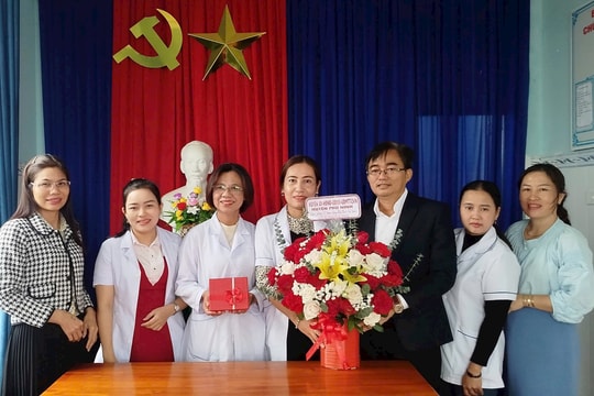 Lãnh đạo huyện Phú Ninh thăm các cơ sở y tế nhân ngày Thầy thuốc Việt Nam