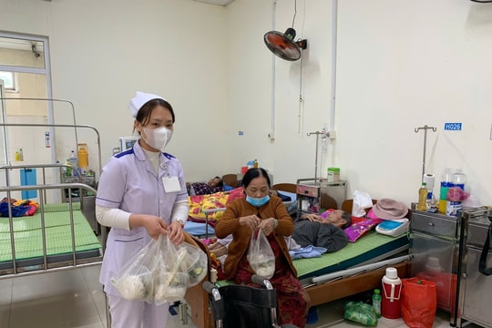 Hơn 800 suất cơm miễn phí cho bệnh nhân điều trị nội trú tại Bệnh viện Đa khoa Trung ương Quảng Nam