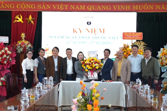 Lãnh đạo huyện Hiệp Đức thăm, chúc mừng ngày Thầy thuốc Việt Nam
