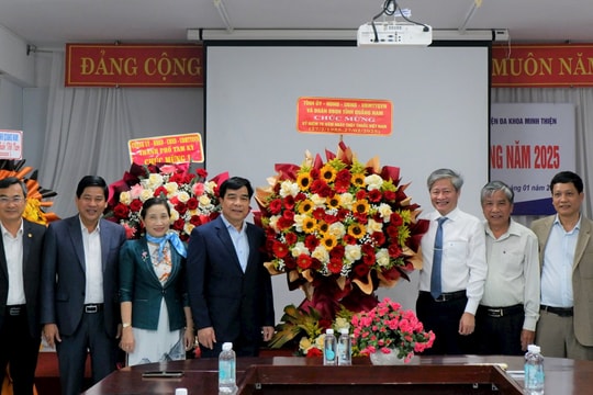 Chủ tịch UBND tỉnh Lê Văn Dũng thăm, chúc mừng ngày Thầy thuốc Việt Nam