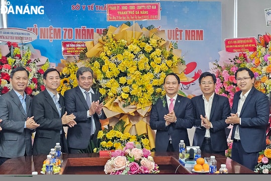 Lãnh đạo thành phố thăm, chúc mừng các đơn vị y tế nhân ngày Thầy thuốc Việt Nam