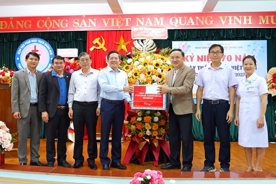 Phó Chủ tịch UBND tỉnh Trần Nam Hưng thăm, chúc mừng ngày Thầy thuốc Việt Nam