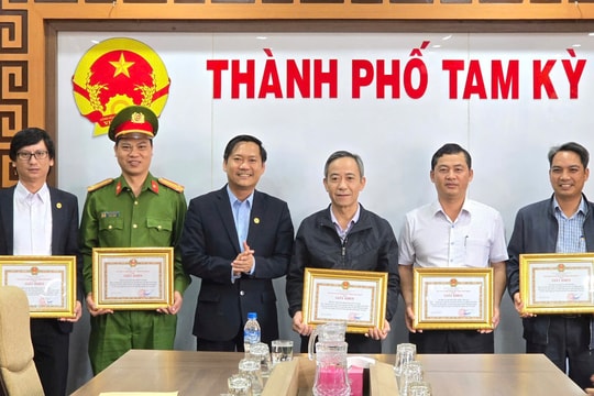 Tam Kỳ khen thưởng 12 tập thể, cá nhân trong đợt cao điểm tích hợp bảo hiểm y tế trên VNeID