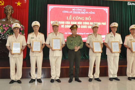 Công an thành phố Đà Nẵng công bố các quyết định điều động, bố trí công tác đối với lãnh đạo công an quận, huyện