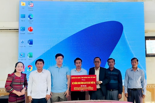 Tây Giang tặng màn hình LED và thiết bị trị giá 300 triệu đồng cho huyện Kà Lừm
