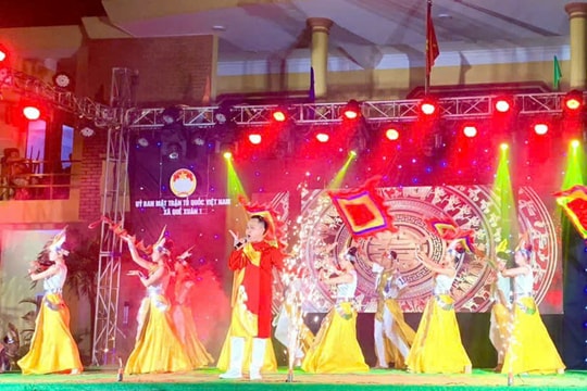 Xã Quế Xuân 1 tổ chức liên hoan văn nghệ các tôn giáo và trao quà học sinh khó khăn