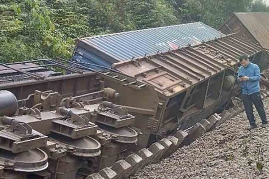 Thông tuyến đường sắt Bắc Nam sau 1 ngày sự cố tàu tại Hà Tĩnh