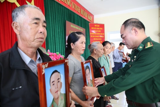 Phục chế 41 di ảnh liệt sĩ tặng thân nhân nhân Ngày truyền thống Bộ đội Biên phòng