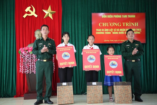 Đồn Biên phòng Tam Thanh nhận đỡ đầu 3 học sinh có hoàn cảnh khó khăn