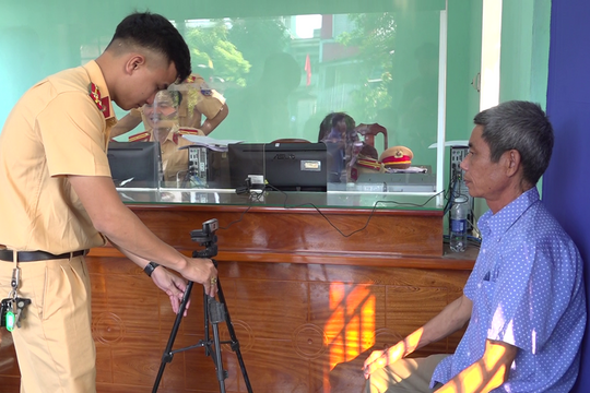 Người dân hài lòng khi đến cấp, đổi giấy phép lái xe tại cơ quan công an