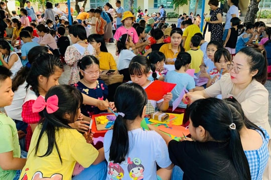 Triển khai Thông tư 29 về dạy thêm, học thêm: Phụ huynh loay hoay đón con