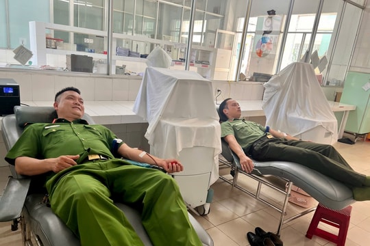 Hai cán bộ công an kịp thời hiến máu cứu người