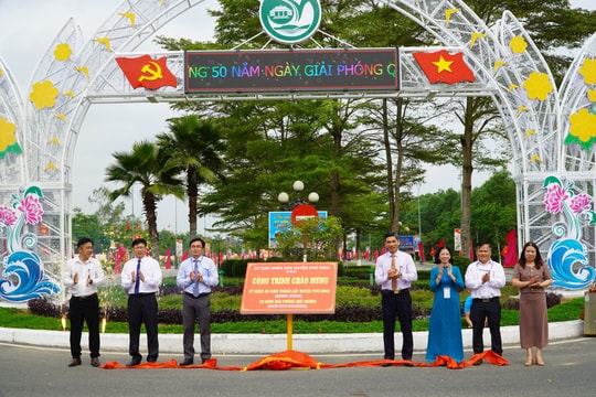 Phú Ninh gắn biển các công trình chào mừng 20 năm thành lập huyện