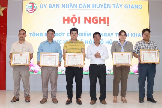 Tây Giang khen thưởng 9 tập thể, cá nhân trong đợt cao điểm số hóa sổ hộ tịch