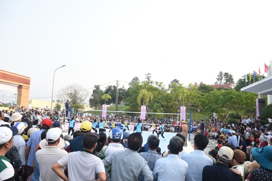 Muôn kiểu xem bóng chuyền nữ