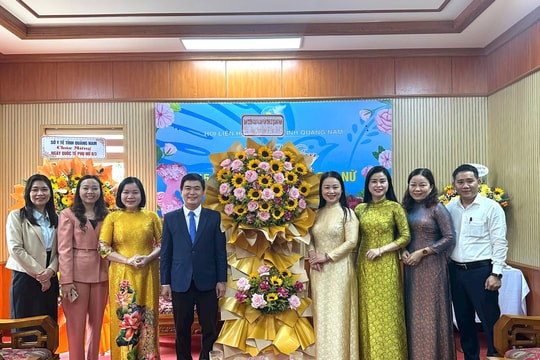 Ban Tuyên giáo và Dân vận Tỉnh ủy tặng hoa và chúc mừng Hội LHPN tỉnh Quảng Nam