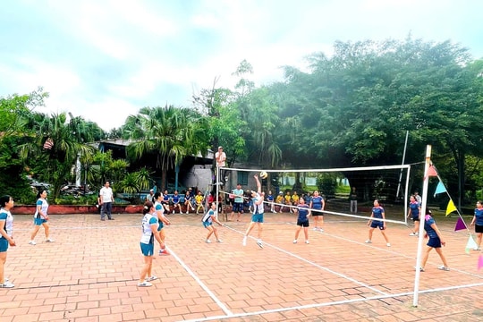Công đoàn Công ty TNHH Vật liệu xây dựng Phan Ngọc Anh tổ chức giải bóng chuyền nữ dịp 8/3