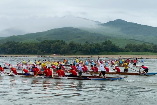 Quế Sơn: 10 đội tranh tài giải đua thuyền truyền thống Lễ hội Bà Thu Bồn năm 2025