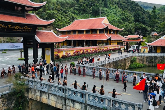 Cú hích cho du lịch vùng cao Quảng Nam