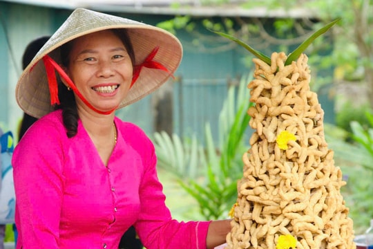 Phụ nữ Duy Tân chung tay làm bánh dâng cúng Bà Thu Bồn