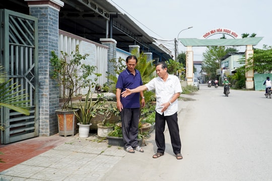Làng đào hầm, làng hiến đất