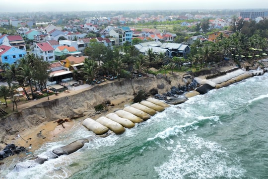 Sóng “ngoạm” tan hoang bãi biển Tân Thành