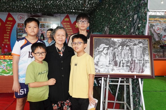 Bức ảnh năm xưa của nữ du kích xứ Tiên