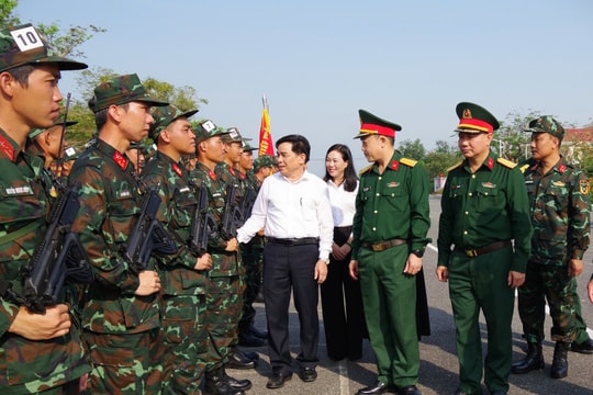 Chủ tịch UBND tỉnh Quảng Nam Lê Văn Dũng động viên cán bộ chiến sĩ tham gia tập luyện diễu binh tại Lữ đoàn 270