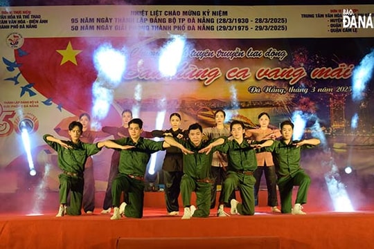 Tuyên truyền lưu động 'Bản hùng ca vang mãi'