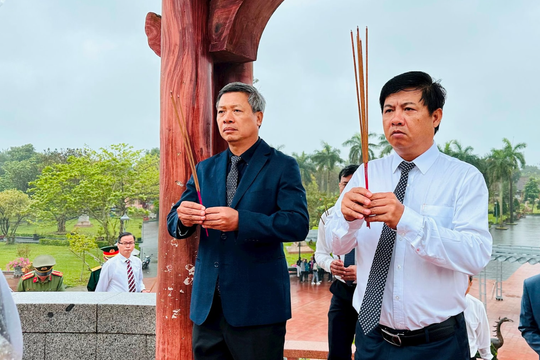 Bí thư Tỉnh ủy Lương Nguyễn Minh Triết dâng hương tại Di tích quốc gia đặc biệt Thành cổ Quảng Trị