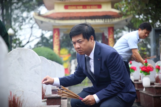 Lãnh đạo tỉnh dâng hương tại Nghĩa trang liệt sĩ Trường Sơn và Nghĩa trang liệt sĩ Đường 9