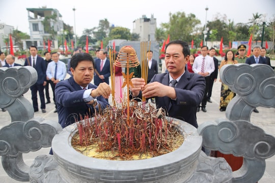 Bí thư Tỉnh ủy Quảng Nam dâng hương tưởng niệm các anh hùng liệt sĩ tại Thanh Hóa