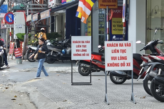 Tự ý cắm biển "cấm đậu, đỗ xe" trước nhà là sai quy định