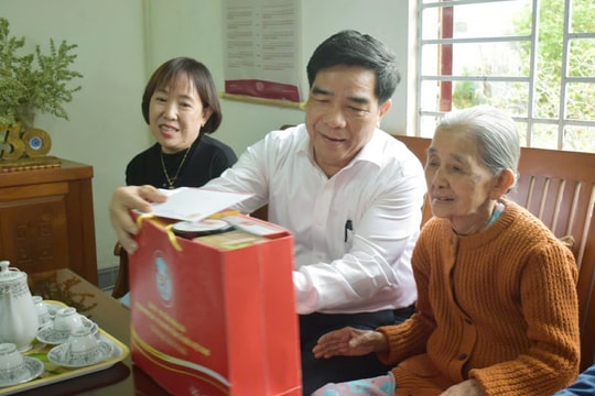 Chủ tịch UBND tỉnh Lê Văn Dũng thăm, tặng quà các gia đình chính sách tiêu biểu ở Duy Xuyên