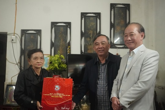 Phó Chủ tịch HĐND tỉnh Trần Xuân Vinh thăm gia đình chính sách tại Hội An