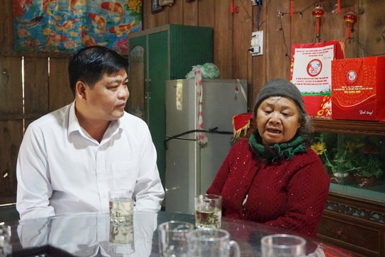 Trưởng ban Nội chính Tỉnh ủy Nguyễn Mạnh Hà tặng quà gia đình chính sách tại Nam Trà My