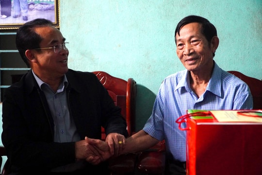Phó Chủ tịch UBND tỉnh Trần Anh Tuấn thăm, tặng quà người có công cách mạng huyện Phú Ninh