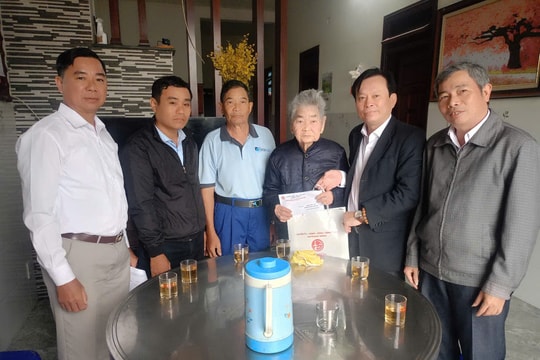 Lãnh đạo huyện Núi Thành tặng quà gia đình chính sách