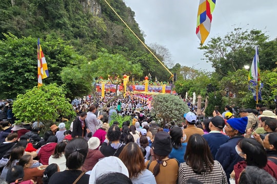 Dòng người đổ về dự lễ vía Đức Bồ tát Quán Thế Âm