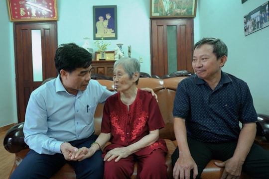 Chủ tịch UBND tỉnh Lê Văn Dũng thăm gia đình các đồng chí nguyên Bí thư Tỉnh ủy Quảng Nam
