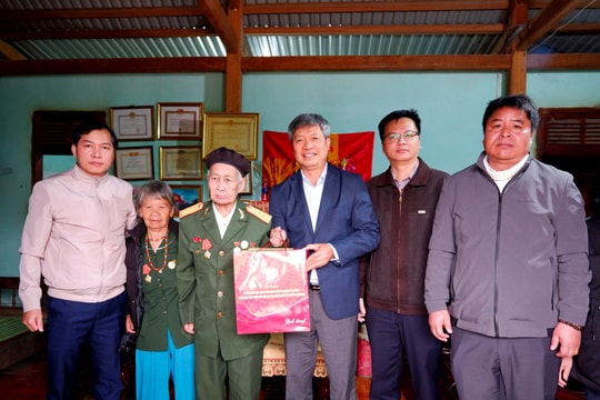 Phó Chủ tịch UBND tỉnh Hồ Quang Bửu thăm, tặng quà gia đình chính sách huyện Tây Giang